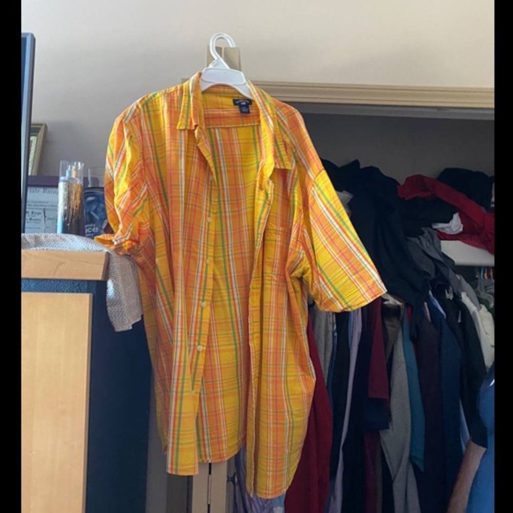 YELLOW SHORT SLEEVE BUTTON UP